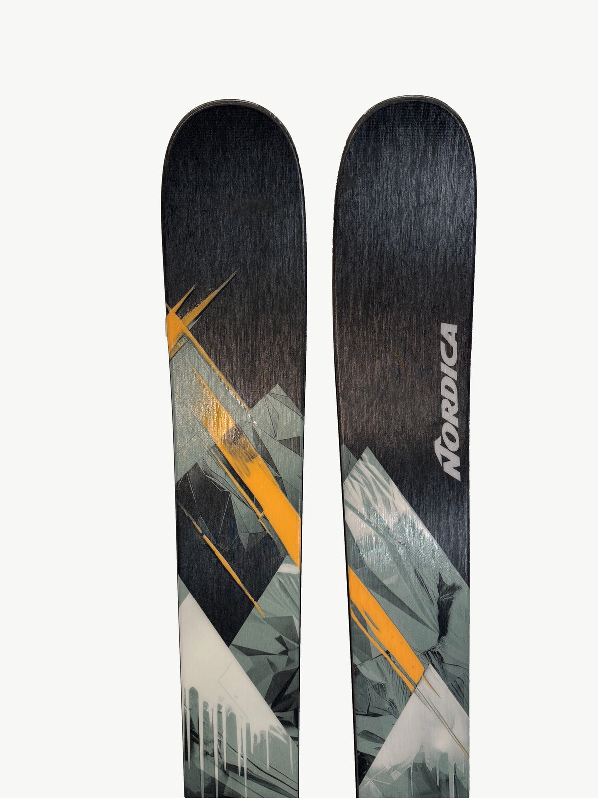 Nordica Enforcer 94 179 cm 2025/26, skidpar AH-DEMO-EN94-179-003 – spetsar och synligt skick