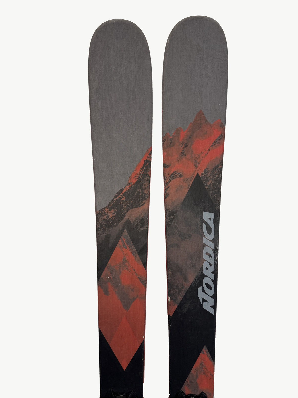 Nordica Enforcer 94 179 cm 2022/23, demopar AH-DEMO-EN94-179-004 – Spetsar och skick
