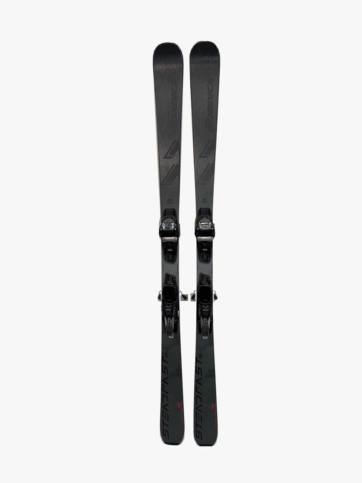 Nordica Steadfast 80 DC 168 cm 2025/26, demopar AH-DEMO-SF80DC-168-001 – Ovansida – hela paret