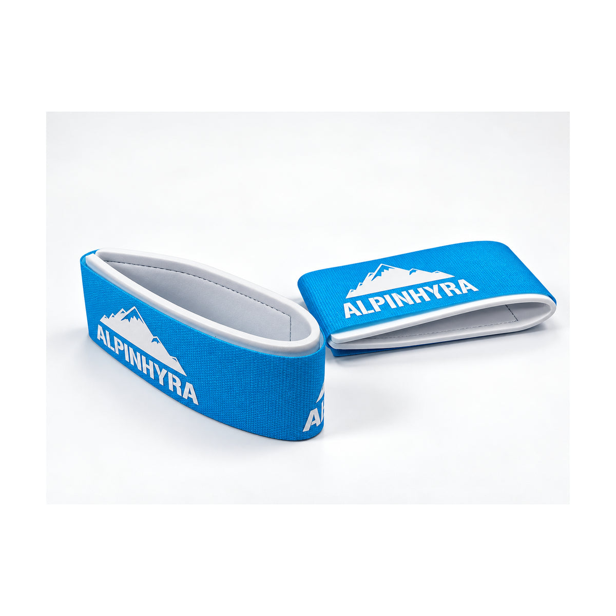 Alpinhyra Skistraps 2-pack – blåvita skidband med Alpinhyras logotyp